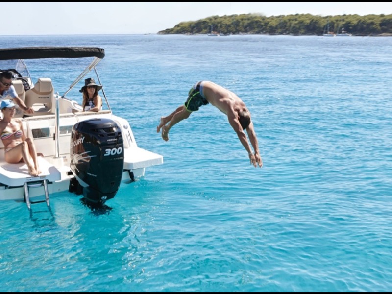 Couple swimming in clear Adriatic water on a Blue Cave tour from Dubrovnik