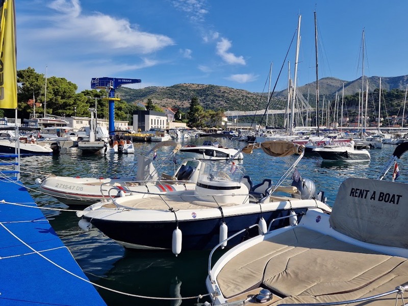 Morning boat departure from Marina Frapa toward Green Cave
