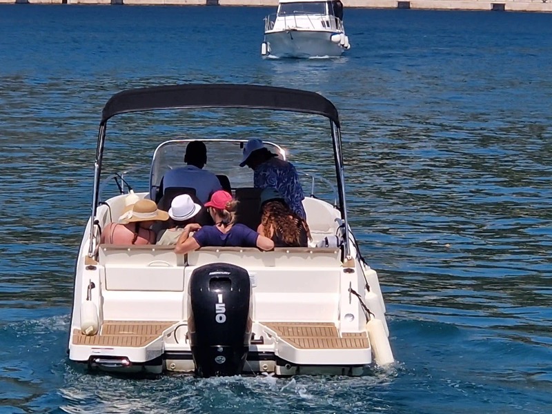 Group of guests on a speedboat Blue Cave tour